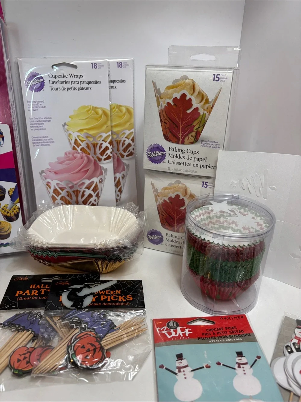 Wilton Holiday Cupcake Decorating Kit - Red, Green, White, Pink, Yellow